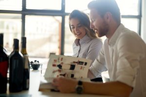 PR Agenturen für das Wein-Marketing: Vor Ort Gespräche bei Wein und Austausch