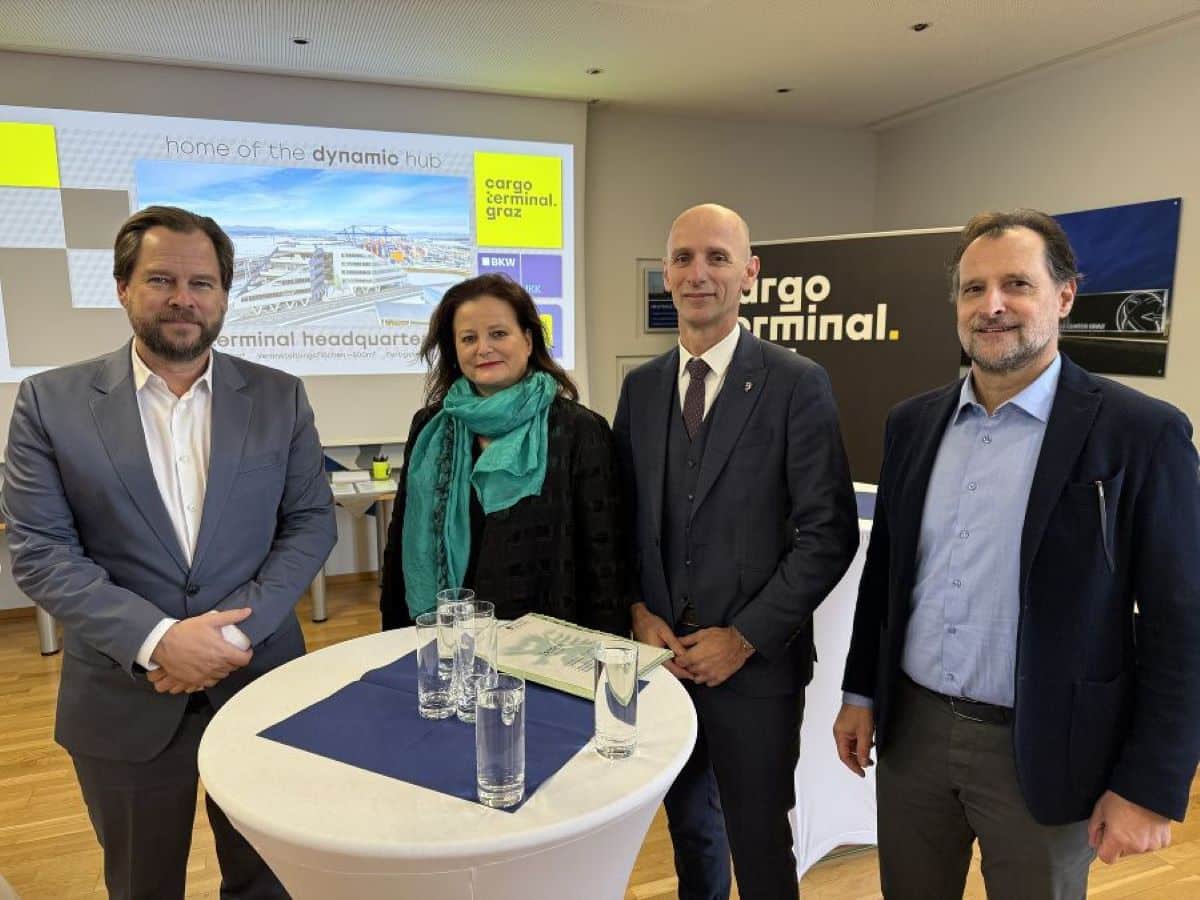 LR Claudia Holzer und LR Willibald Ehrenhöfer mit den Geschäftsführern der Güterterminal Werndorf Projekt GmbH Reinhard Hinrichs (l.) und Heimo Kniechtl (r.). © Land Steiermark